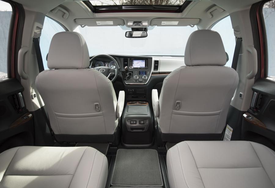 Интерьер Toyota Sienna Limited (XL30) 2017 года  (фото 16 из 31)